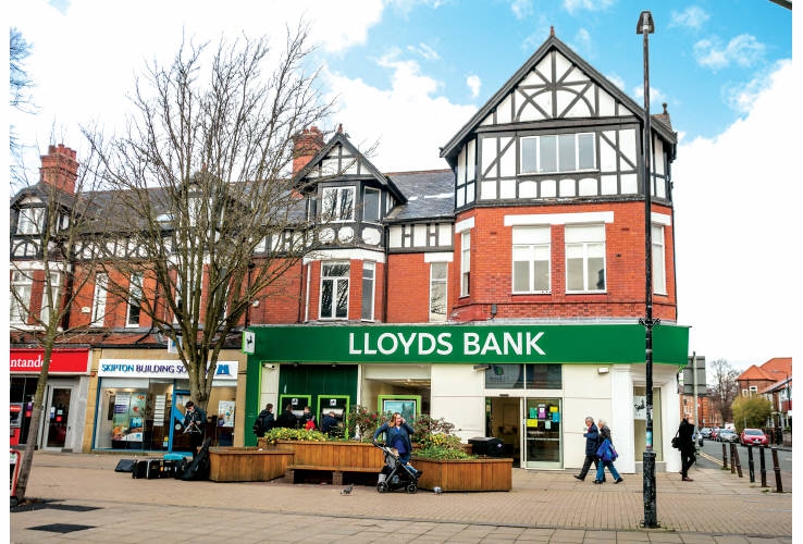 Lloyds Bank<br>School Road<br>Sale<br>Cheshire<br>M33 7XE